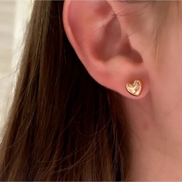 💛 Heart Gold Studded Earrings NWT Chic - Picture 1 of 3